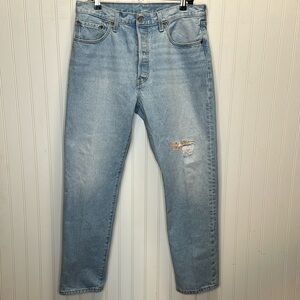 - Levi’s 501-150 Light Wash Jeans Size 33X30